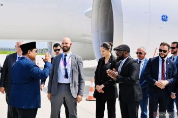 Di Bandara Orly Prabowo ajak foto bersama pengawalnya di Paris