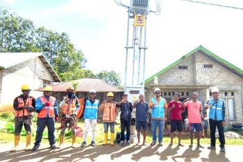 PLN menyalakan listrik di daerah pelosok Kabupaten Manggarai Barat