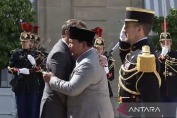 Prabowo disambut pelukan hangat oleh Macron saat tiba di Istana Elysee