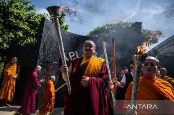 Puluhan biksu ikuti prosesi pengambilan Api Dharma jelang Waisak