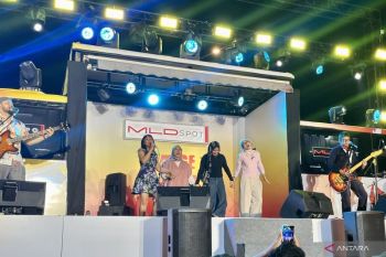 Mocca mengajak penonton naik panggung dan menari bersama di Java Jazz