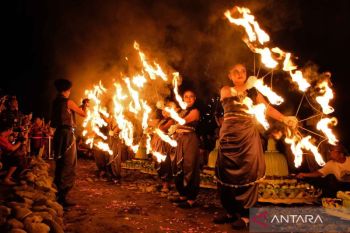 Sambut Waisak, umat Buddha gelar doa bersama dan larung pelita di Borobudur
