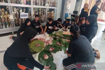 Bungkus daging kurban, siswa di Kudus diajari gunakan daun dan besek