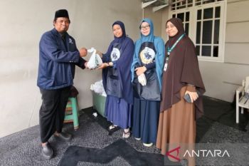 AMC salurkan 1.200 paket daging kurban untuk pengajar Quran di Bogor