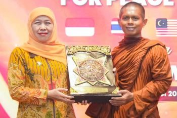 Khofifah serukan penguatan persaudaraan pada peringatan Waisak