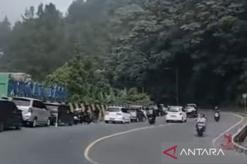 Polres Cianjur arahkan pengendara ke jalur alternatif Jonggol dan Sukabumi