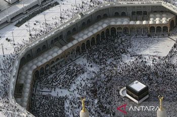 Jamaah haji berpamitan dengan tawaf wada dan doa di Masjidil Haram