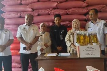 Sultra salurkan 52 ton beras dan minyak goreng bagi korban banjir