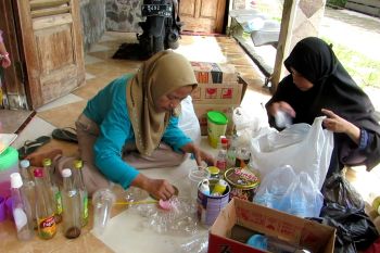 Warga Jember hasilkan tabungan emas dan uang melalui bank sampah