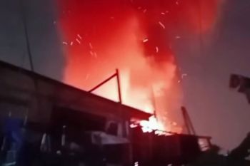 11 mobil damkar padamkan kebakaran rumah dinas di Jatinegara