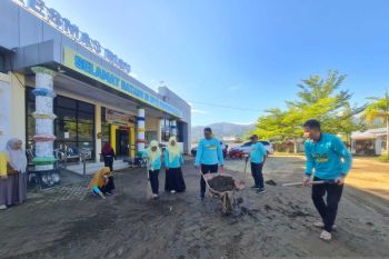 Tim RSUD ZUS Gorontalo Utara turun bersihkan faskes terdampak banjir