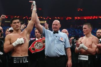 Dmitry Bivol pertahankan tiga sabuk juara dunia usai atasi Eifert