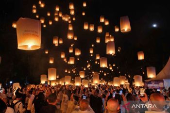 Ribuan lampion hiasi langit Borobudur pada puncak perayaan Waisak 2570 BE