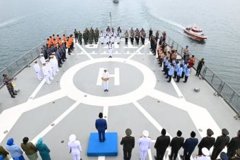 Gubernur-Sulteng lakukan tabur bunga dari KRI Teluk Kupang