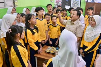 Presiden Prabowo bernyanyi "Hymne Guru" bersama siswa saat cek MBG di SMPN 111 Jakarta