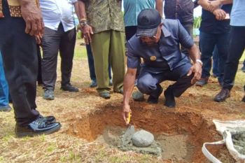 Satgas Pamtas RI-PNG bagikan pakaian layak anak di perbatasan