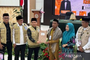 Bupati jemput langsung jamaah haji asal Sidrap saat tiba di Bandara Hasanuddin