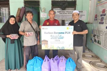 Senyum penerima kurban PLN UID Kalselteng di perayaan Idul Adha