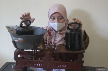 Tera ulang timbangan pedagang pasar di Malang