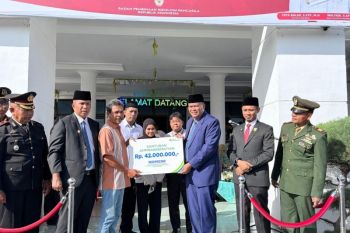 BPJS Ketenagakerjaan serahkan santunan kematian pekerja di Pariaman saat Hari Lahir Pancasila