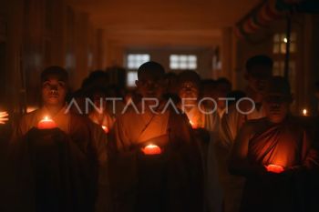 Persembahan lilin Tri Suci waisak di Padang
