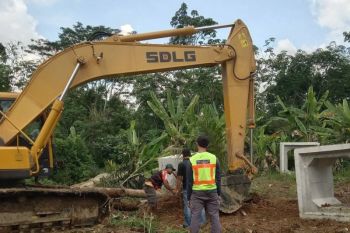 Pemkab Dharmasraya pasang "box culvert" tangani jalan amblas di Kurnia Selatan