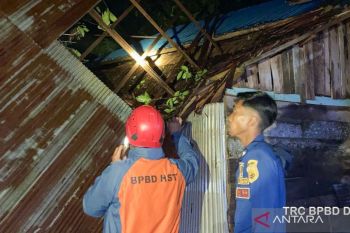 12 rumah warga di HST rusak diterjang angin puting beliung