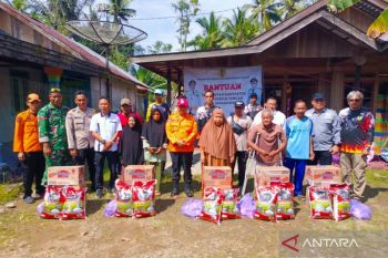 Bupati HST serahkan sejumlah bantuan untuk warga terdampak angin puting beliung