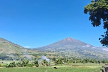 Hikers advised to anticipate colder temperatures on Mount Rinjani