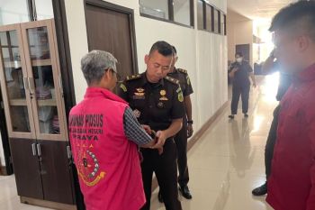Kejari Lombok Tengah menahan empat tersangka korupsi truk sampah