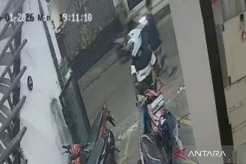 Maling motor terekam CCTV saat beraksi di kedai kopi Duren Sawit
