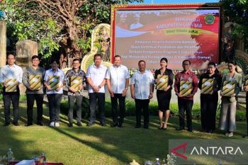 Pemkab Gianyar serahkan bantuan pendidikan berbasis kompetensi