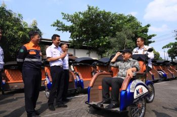 KAI Daop 6-Pemkot Yogyakarta menyalurkan becak listrik pada pegayuh becak
