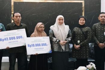 Wali Kota Banjarbaru serahkan manfaat BPJS Ketenagakerjaan kepada ahli waris