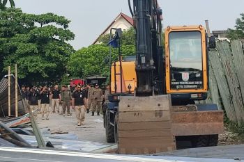 Petugas gabungan bongkar lapak PKL dan parkir liar di Semarang