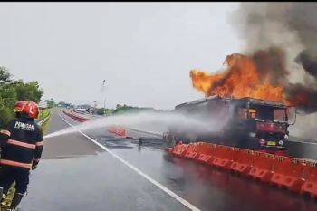 Damkar Sumedang padamkan kebakaran truk BBM di Cisumdawu dalam 3 jam