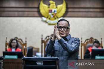 Terbukti terima gratifikasi, eks Wamenaker Noel divonis 4 tahun 6 bulan penjara