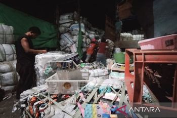 Menaklukan gunungan sampah dengan ekonomi sirkular