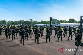 Kemhan pamerkan pasukan ahli drone kamikaze saat defile di Lanud Halim
