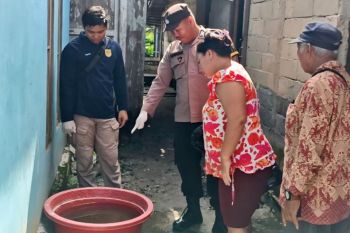 Dinkes Gumas-Polres edukasi warga cegah DBD lewat 3M plus
