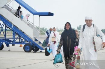 Jamaah Haji Kloter Pertama Provinsi Riau Tiba Kembali di Bandara Sultan Syarif Kasim II Pekanbaru
