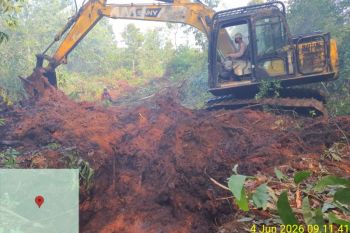 Manggala Agni kerahkan alat berat untuk sekat kebakaran di Tanjung Kapal Rupat