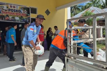 PLN salurkan 535 paket sembako korban banjir di Gorontalo Utara