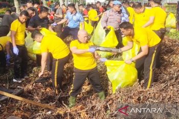 Polda Kalsel bersihkan Sungai Martapura dukung Program ASRI Presiden Prabowo