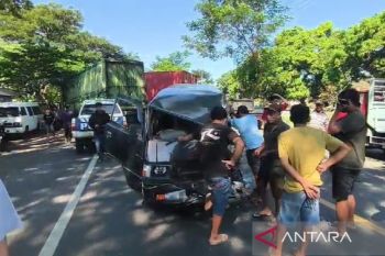 Gagal menyalip, truk boks picu kecelakaan beruntun di pantura Situbondo