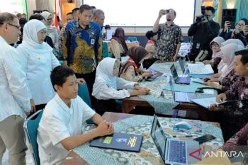 Khofifah pastikan SPMB jenjang SMA berjalan lancar