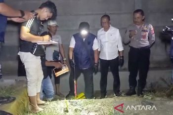 Polisi olah TKP kasus dugaan pembunuhan bidan di Situbondo