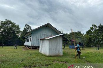 Prajurit TNI bersihkan Gereja Domine Papua perkuat toleransi beragama