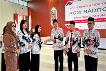 Bunda Guru Barito Utara luncurkan buku antologi puisi "Monolog Plastik Kotaku"