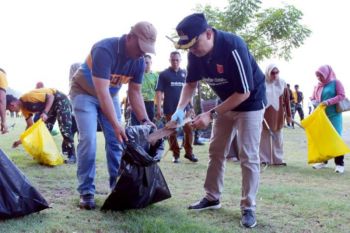 Pemkab Agam bersihkan 2,6 ton sampah di Pantai Tiku